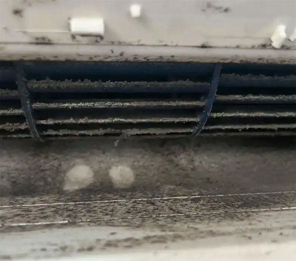 西市空调吹的风有股烧焦味是怎么回事